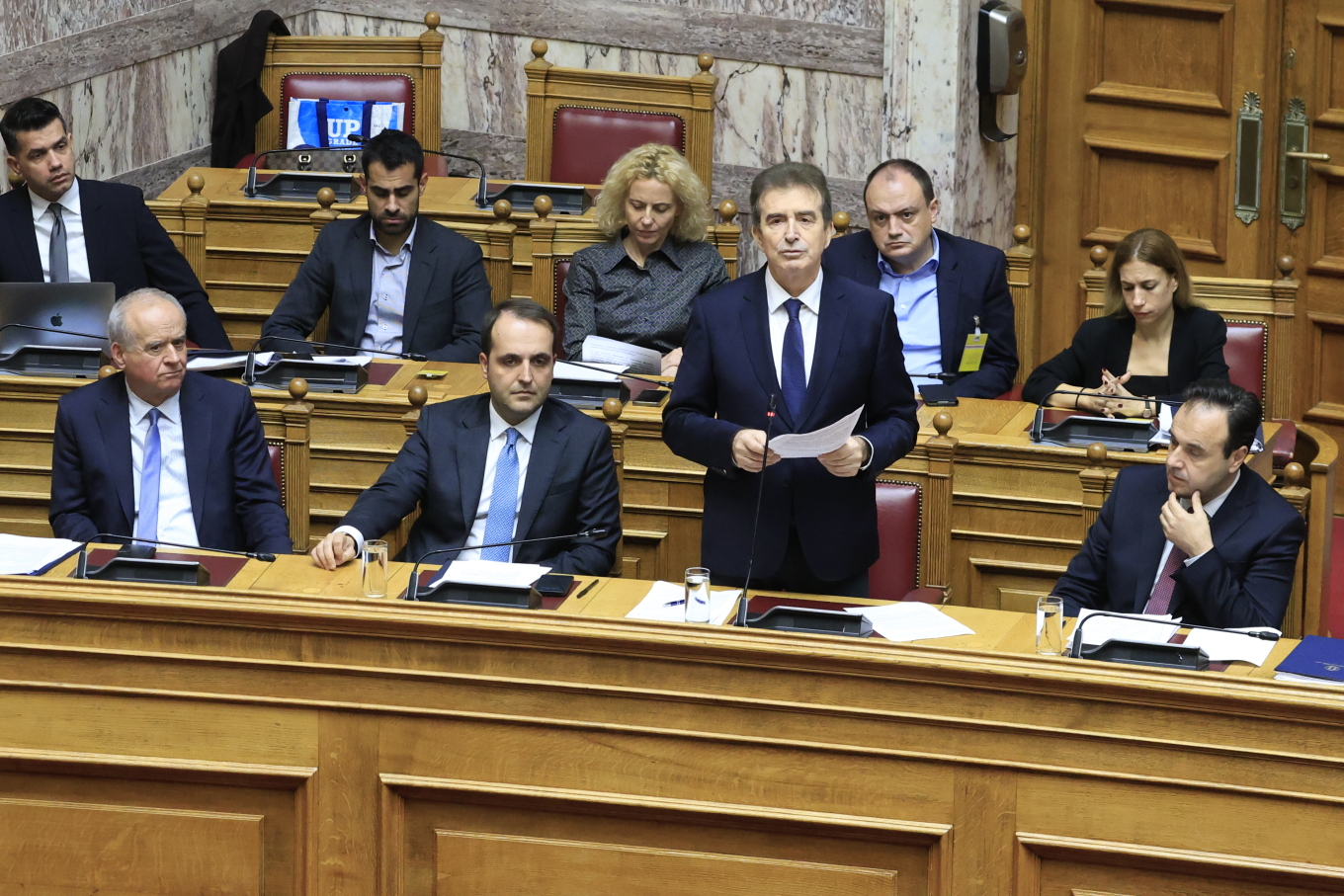 Ανέβηκαν οι τόνοι στη Βουλή για τα αγροτικά μπλόκα – «Δεν υπάρχει, ούτε βία, ούτε καταστολή» είπε ο Χρυσοχοΐδης