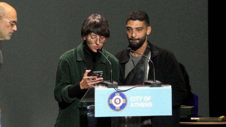 Kι όμως! Απονεμήθηκε σε επιζώντα πρόσφυγα της Πύλου Βραβείο Δραματουργίας Καρόλου Κουν 2025