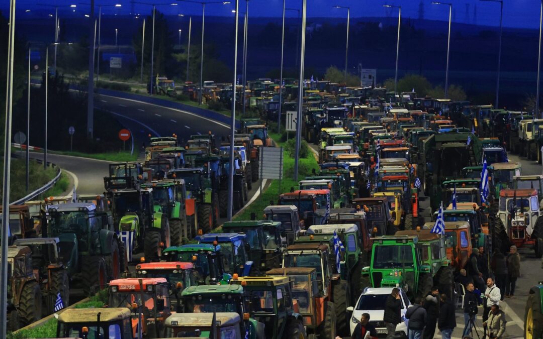 Αμετακίνητοι οι αγρότες στα μπλόκα: «Δεν μας πείθει η κυβέρνηση, συνεχίζουμε μέχρι τέλους»