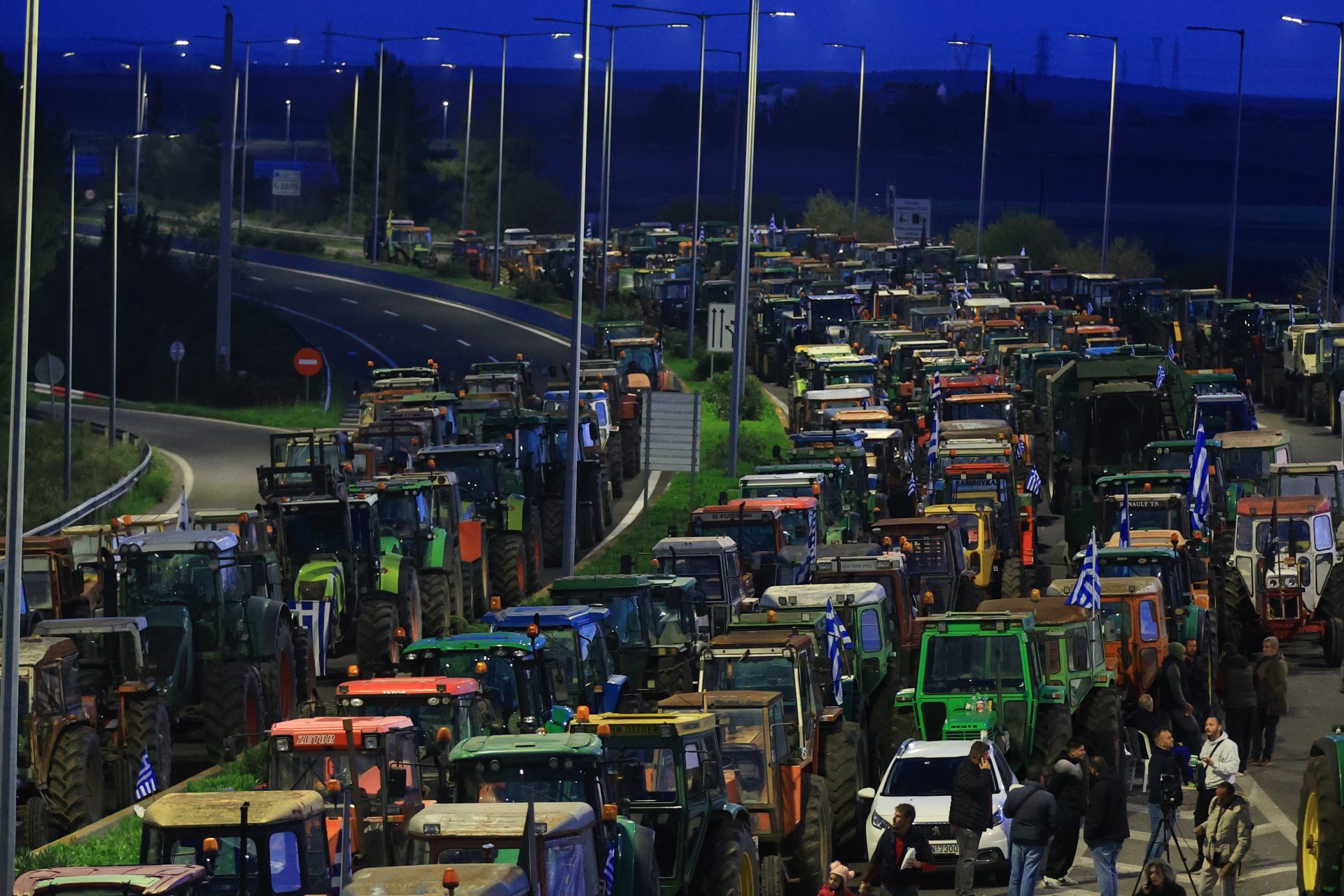 Αμετακίνητοι οι αγρότες στα μπλόκα: «Δεν μας πείθει η κυβέρνηση, συνεχίζουμε μέχρι τέλους»