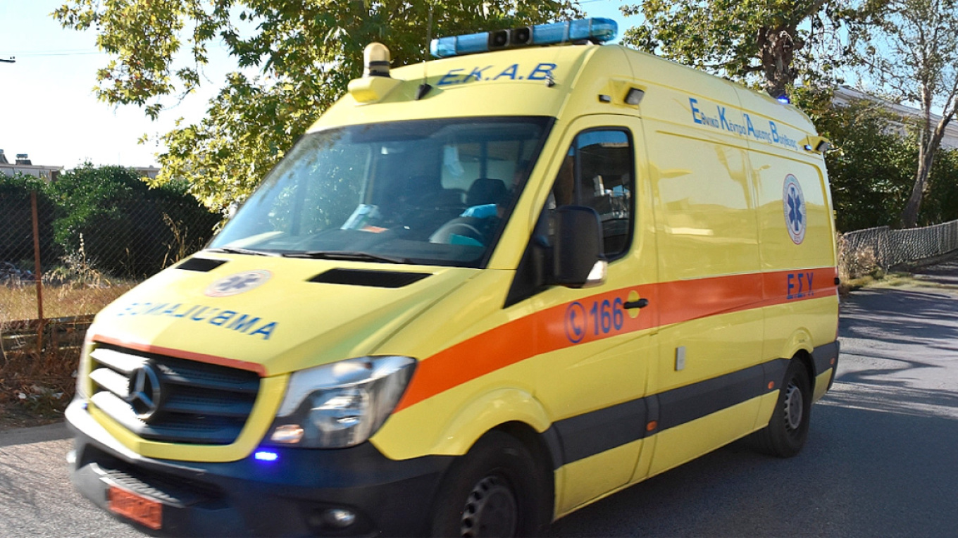 Σε κρίσιμη κατάσταση ο οδηγός του ΙΧ που συγκρούστηκε με φορτηγό στον Ασπρόπυργο