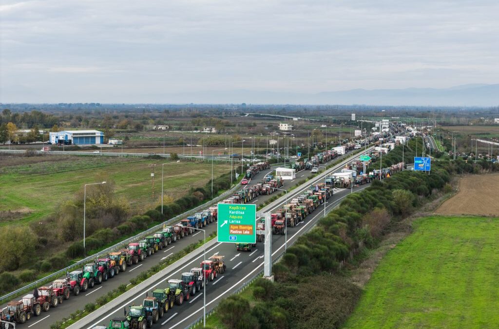 Κλιμάκωση αγροτικών μπλόκων – Τα ΜΑΤ τους περιμένουν στην Αθηνών – Λαμίας