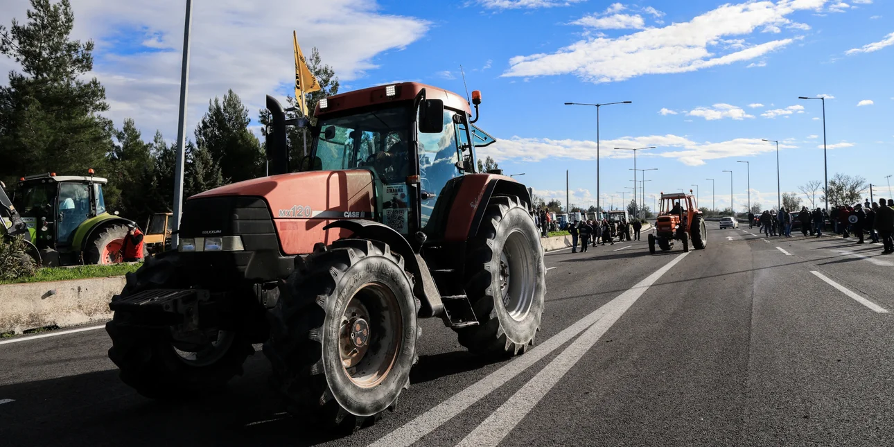 Αγρότες έκλεισαν την Εγνατία Οδό στο ύψος της Κομοτηνής – Εκτροπές στην κυκλοφορία